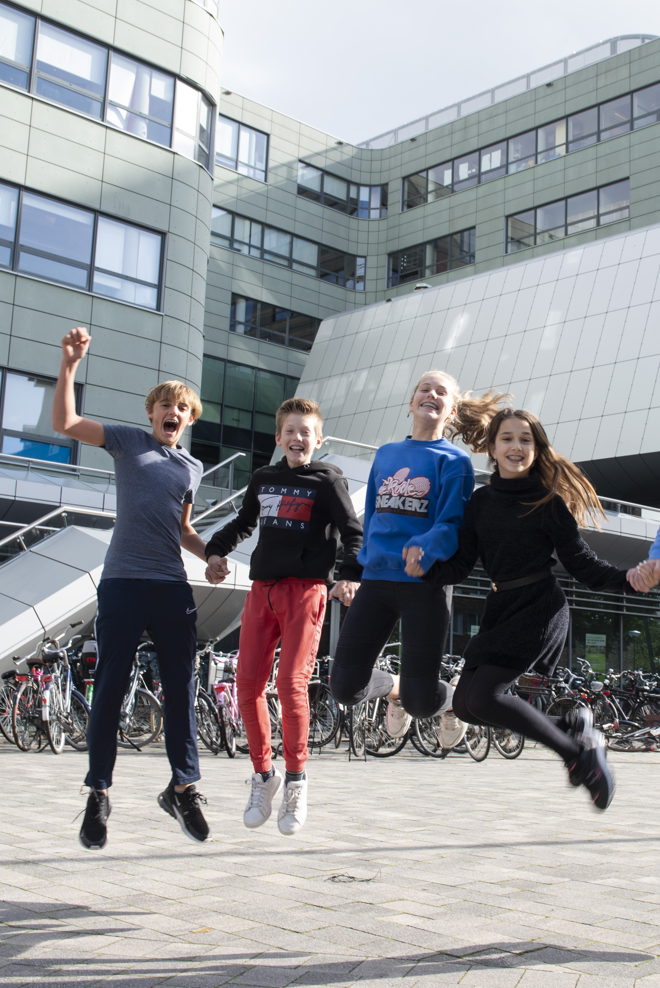 We gaan weer naar school! We gaan weer naar school!